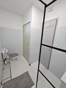 een badkamer met een douchecabine en een toilet bij Appartement les abeillons in Vinon-sur-Verdon