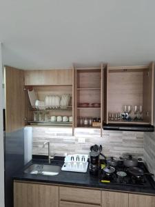 A kitchen or kitchenette at Hermoso Apartamento cerca al Aeropuerto y Expofuturo