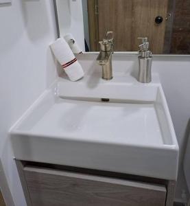 A bathroom at Hermoso Apartamento cerca al Aeropuerto y Expofuturo