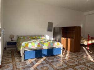 Un dormitorio con una cama y una cómoda. en Casa Vacanze Posidonia, en Agnone