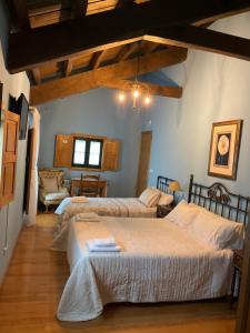 sypialnia z 2 łóżkami w pokoju w obiekcie Casa Milia w mieście Santa María