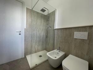 een badkamer met een douche, een toilet en een wastafel bij Il Casalone in Ponte a Tressa +16 foto's