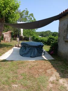 uma tenda está montada num quintal em Villa Lélou em Les Mignots