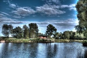 una casa sentada a un lado de un lago en Marine Závlahy, en Hrdějovice