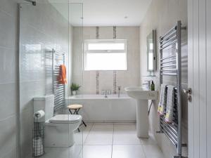 Ένα μπάνιο στο Rocklyn Lodge +22 φωτογραφίες