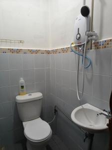 een badkamer met een toilet en een wastafel bij NaVita Lodge in Tamparuli