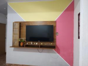Un televizor și/sau centru de divertisment la Rosane's Casa de temporada Praça Niterói