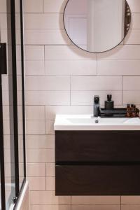 Koupelna v ubytování K-suites + 24 fotografií