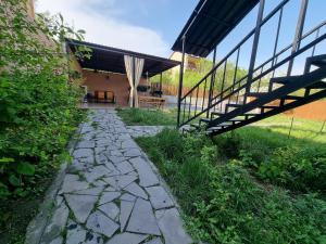 einen Steinweg, der zu einem Haus mit einer Treppe führt in der Unterkunft Cozy apartment with 5 bedrooms, whole apartment, апартмент целиком in Dilidschan