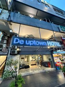 un negozio con un cartello blu sul davanti. di De UPTOWN Hotel @ SS2 a Petaling Jaya