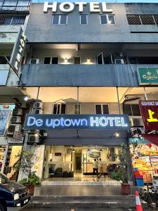 un hotel con un cartello che dice "de uptown hotel" di De UPTOWN Hotel @ SS2 a Petaling Jaya