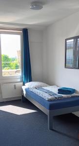 Un pat sau paturi într-o cameră la Zimmer zentral in Berlin