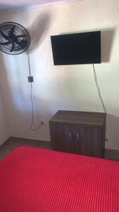 阿布拉昂的住宿－Casa Pitanga - Abraão - Ilha Grande，一间房间,配有一张床和墙上的电视