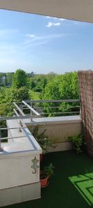 une vue depuis le balcon d'une maison dans l'établissement Zimmer zentral in Berlin, à Berlin