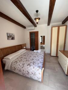 um quarto com uma cama grande num quarto em Le Grotte di Notar em Castellana Grotte