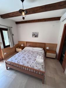 1 dormitorio con 1 cama y 2 mesitas de noche en Le Grotte di Notar, en Castellana Grotte