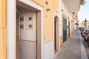 uma rua em uma cidade com carros estacionados em LOFT Regina Minor em Monopoli