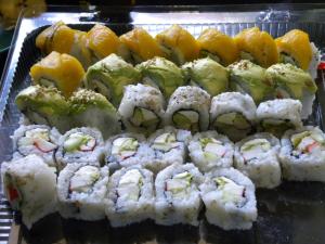 Ein Haufen Sushi in einer Vitrine. in der Unterkunft Hierba De Conejo Hostel in Oaxaca de Juárez