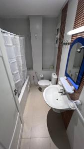 スファックスにあるChez-moiのバスルーム(洗面台、トイレ、鏡付)