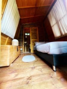 1 dormitorio con 1 cama y una escalera en una habitación en Yaque Glamping en San Francisco