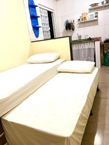 سرير أو أسرّة في غرفة في Casa Pitanga - Abraão - IG