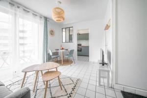 ein Wohnzimmer mit Sofa und Tisch in der Unterkunft L'Amadéo - T2 Centre-ville & Parking in Clermont-Ferrand