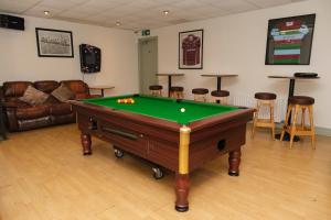 Cette chambre dispose d'une table de billard. dans l'établissement Greenfield Lodge Hotel Bar & Bistro, à Headford