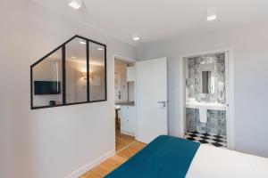 Cama ou camas em um quarto em Le Cornouaille Hotel & Spa