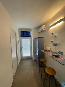 eine kleine Küche mit zwei Hockern und einer Arbeitsplatte in der Unterkunft L'Ostrica in Ostuni