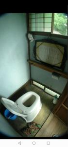 W pokoju znajduje się łazienka z białą toaletą. w obiekcie e 尾道 古い汚い保存優先の歴史的な豪商の別荘ー温泉や駅ちかくー訪問前にID提出必要ー質問ならびに接客拒絶 w mieście Onomichi