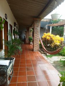 un patio con una hamaca en una casa en Hotel Viajero Mompox en Mompos
