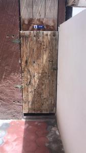 drewniane drzwi w środku pokoju w obiekcie Chiwash Place Taghazout w mieście Taghazout