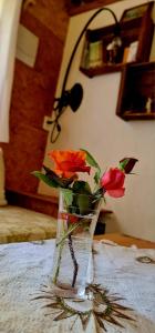 un jarrón de cristal con flores en una mesa en El Ranchito Blanco, en La Pedrera