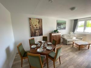a living room with a wooden table and chairs at Große Monteur/ Ferienwohnung TMS 22 in Maintal