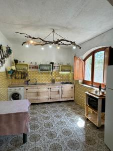 una cucina con piastrelle gialle sul muro di La Rosa dei Venti a Licata