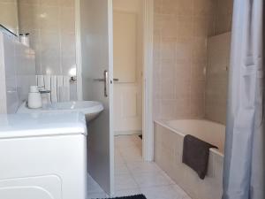 Koupelna v ubytování Mave's house 2, lake of Como, Bellano near Varenna + 16 fotografií