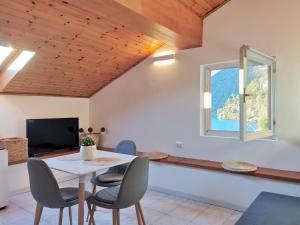 TV a/nebo společenská místnost v ubytování Mave's house 2, lake of Como, Bellano near Varenna