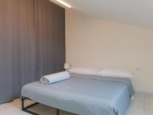 Postel nebo postele na pokoji v ubytování Mave's house 2, lake of Como, Bellano near Varenna