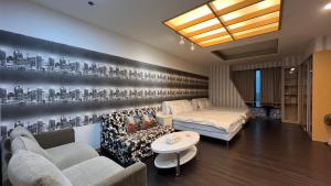 a living room with a couch and a bed at 85海洋之星 in Ta-lin-wei