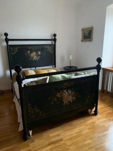 LermaにあるLa Casa di Bacco B&Bのテーブル付きの部屋の黒いベッド1台