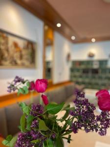 un vaso di fiori su un tavolo in un negozio di Hotel Garni Brugger a Lindau