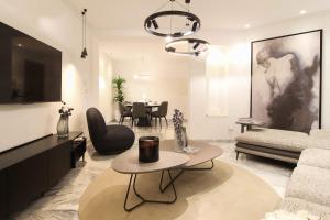 a living room with a couch and a table at Une véritable perle rare in Sfax