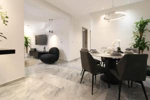 a dining room with a table and chairs at Une véritable perle rare in Sfax