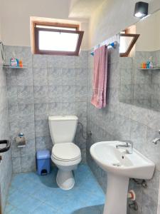 サランダにあるVila Yasmin 38のトイレと洗面台付きのバスルーム +17枚の写真