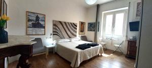 1 dormitorio con cama y piano en B&B Leo, en Cagliari