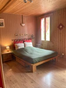 een slaapkamer met een groot bed in een kamer bij Chalet Rekiano à Samoens - 5 pers in Samoëns
