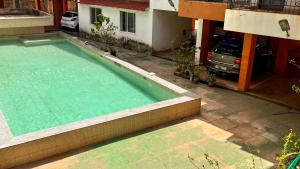 an overhead view of a swimming pool in front of a building at Pebbles 2BHK Home By Goaround Homes in Siolim