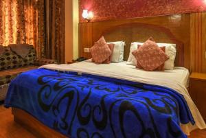 Rúm í herbergi á Hotel King Palace - Nature-Valley-Luxury-Room - Prime Location with Parking Facilities