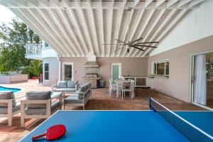 un tavolo da biliardo al centro di un soggiorno di Tropical Waterfront Family Oasis - Amazing Location a Miami