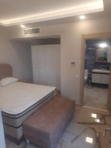 een slaapkamer met een groot bed en een badkamer bij Huma Elite Hotel in Antalya